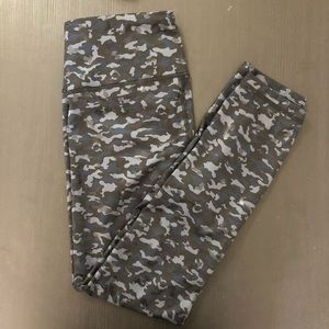 GapFit High Rise Camo Print 7/8 Leggings